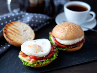 Полезный завтрак: цельнозерновой бургер с яйцом