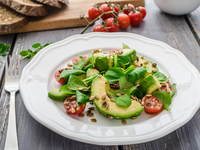 Зеленый салат с авокадо и помидорами черри