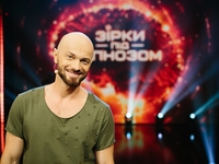Влад Яма воровал полотенца и загорал топлес посреди торгового центра