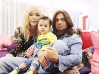 Ирина Билык опубликовала забавное видео с младшим сыном, где он поет