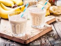 Полезный завтрак: смузи с медом, бананом и овсянкой