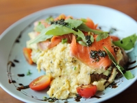 Воздушный омлет с лососем и зеленью