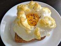 Рецепт для завтрака: яичница в облаке за 15 минут