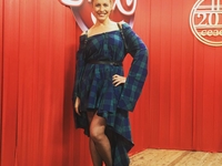 Елена Кравец вышла в свет в стильном наряде от Андре Тана