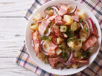 Теплый картофельный салат с грудинкой и луком