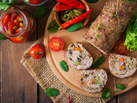 Мясной рулет с овощами в мультиварке