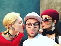 Юбилей Андре Тана: стильные образы дизайнера