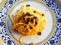 Вегетарианская паста карбонара с кешью и грибами