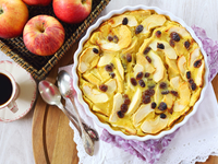 Фруктовый клафути с изюмом и корицей