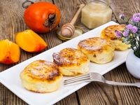 Осенний завтрак: сырники с хурмой