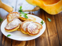 Тыквенные оладьи с яблоками: начните утро с витаминов!