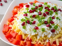 Новогодний пикантный салат с тунцом