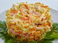 Салат «Новогодний» с ветчиной, орехами и овощами.