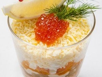 Новогодний салат «Сытый боцман» с красной икрой