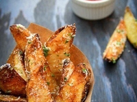 Запеченный хрустящий картофель в панировке из пармезана