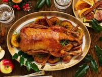 Утка с фруктами и медом: оригинальное блюдо для встречи Нового года