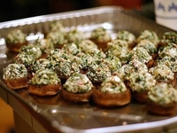 Праздничная закуска: шампиньоны, фаршированные сыром и хлебной крошкой