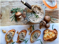 Быстрая закуска на праздничный стол: грибной паштет с орехами