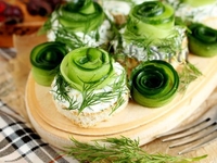 Канапе с огурцом и прованскими травами