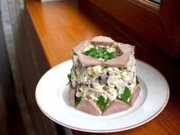 Праздничный салат со свиным языком и фасолью