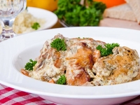 Нежный кролик в сметанном соусе