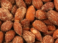 Лакомство своими руками: жареный миндаль