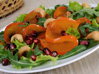 Здоровое питание: зеленый салат с хурмой и гранатом