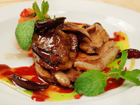 Для гурманов: запеченный гусь в медово-коньячной глазури