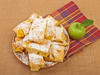 Яблочная шарлотка на кефире