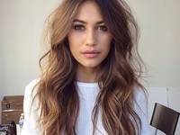 5 модных причесок, которые визуально стройнят лицо