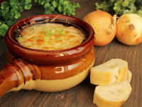 Привет из Парижа: классический луковый суп с коньяком