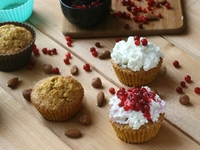 Морковные капкейки со сливочно-клюквенным кремом