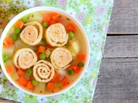 Куриный суп с сырными рулетиками