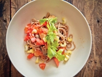 Гречневая лапша с курицей и овощами