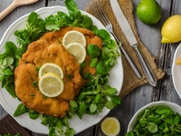 Шницель в винно-лимонном соусе