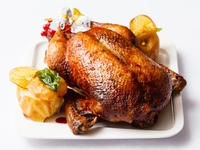 Фаршированная индейка под яблочным соусом