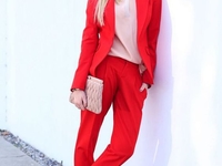 Что носить весной: брючной костюм