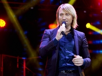 Олег Винник решил оригинально поздравить женщин с праздником весны