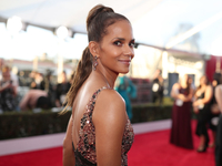 Знай наших: Холли Берри позировала на красной дорожке в наряде от украинского дизайнера