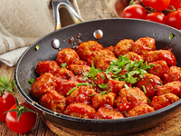 Цеппелины в сливочно-томатной подливе