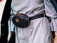 Поясные сумки снова в моде: как носить стильный аксессуар в 2018 году