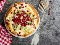 Сытно: рецепт творожного пирога с фруктами