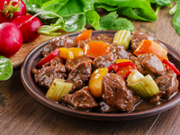 Как приготовить гуляш из говядины с сельдереем