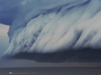 Облачное «цунами» накрыло город в Канаде: уникальное видео