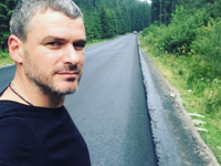 Ирония судьбы: Арсен Мирзоян врезался в ситилайт со своим изображением