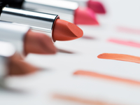 5 распространенных мифов о дешевой и дорогой косметике