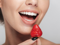 Уроки красоты: 5 способов использовать клубнику в уходе за собой