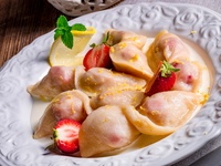 Рецепт дня: вареники с клубникой на пару