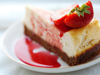 Летний завтрак: как приготовить творожную запеканку с клубникой