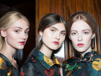 5 способов скрыть усталость на лице с помощью макияжа